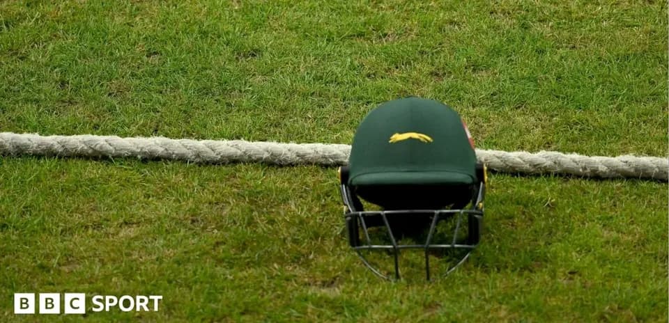 Casco de cricket en el campo de juego