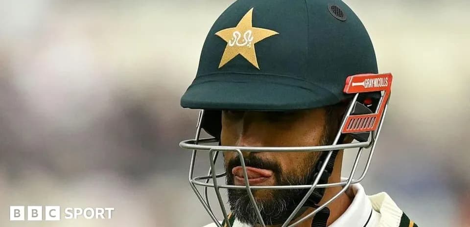 Jugador de cricket con casco y uniforme de Pakistán