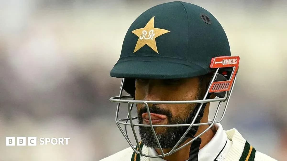Jugador de cricket con casco y uniforme de Pakistán
