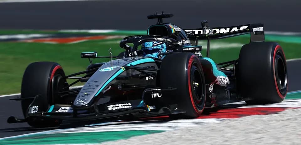 Coche de Fórmula 1 en la pista durante carrera
