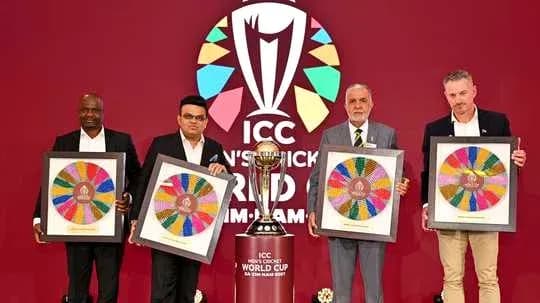 Cuatro hombres sosteniendo cuadros en ceremonia de ICC