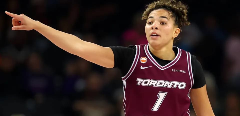 Jugadora de baloncesto de Toronto señalando durante el juego