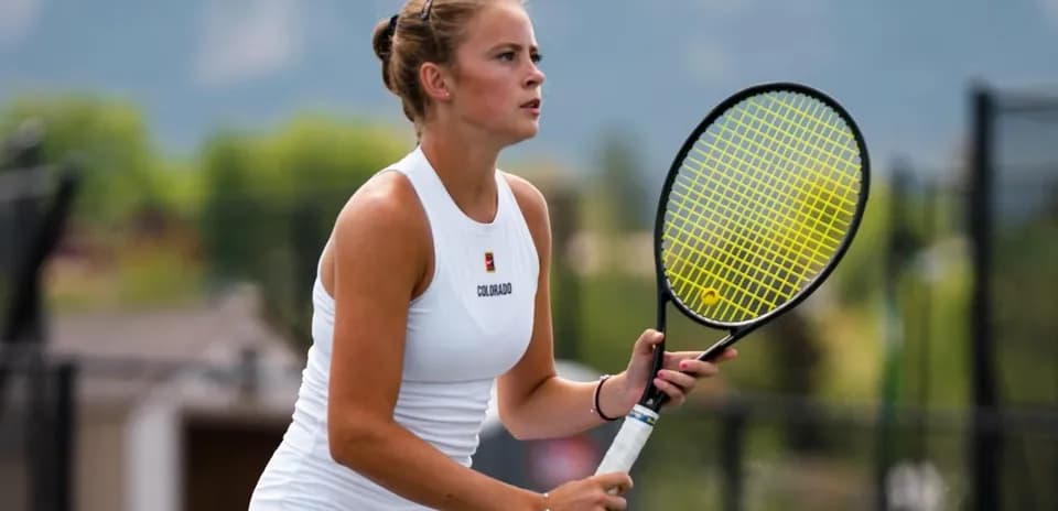 Jugadora de tenis lista para recibir el saque