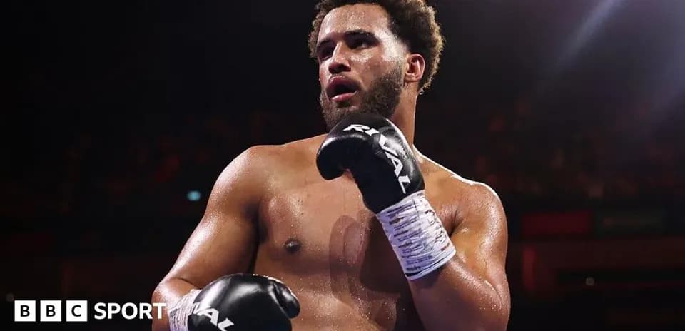 Boxeador en el ring con guantes de boxeo