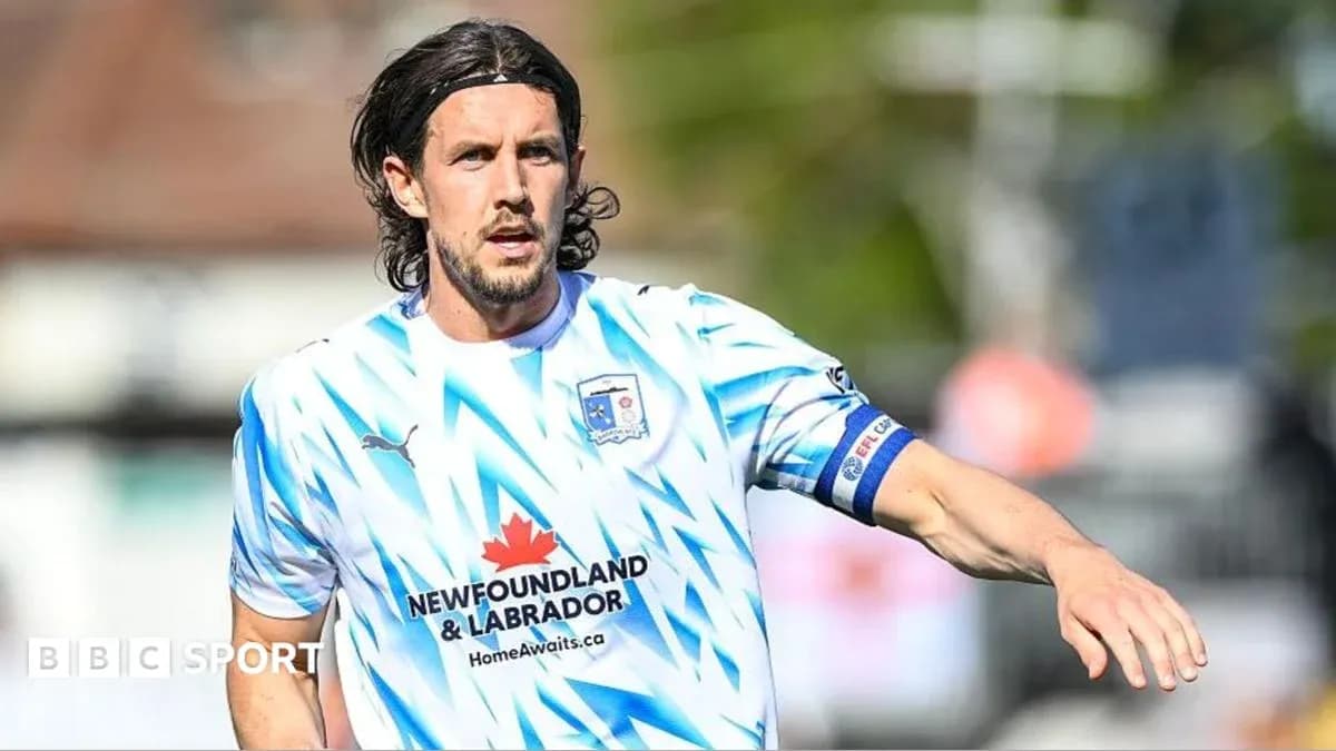 Jugador con camiseta blanca y azul en el campo