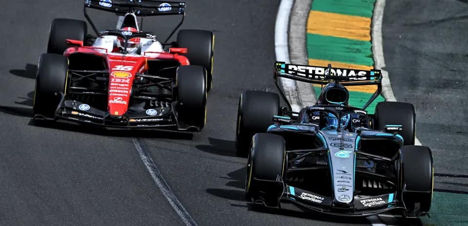 Dos coches de Fórmula 1 compitiendo en la pista