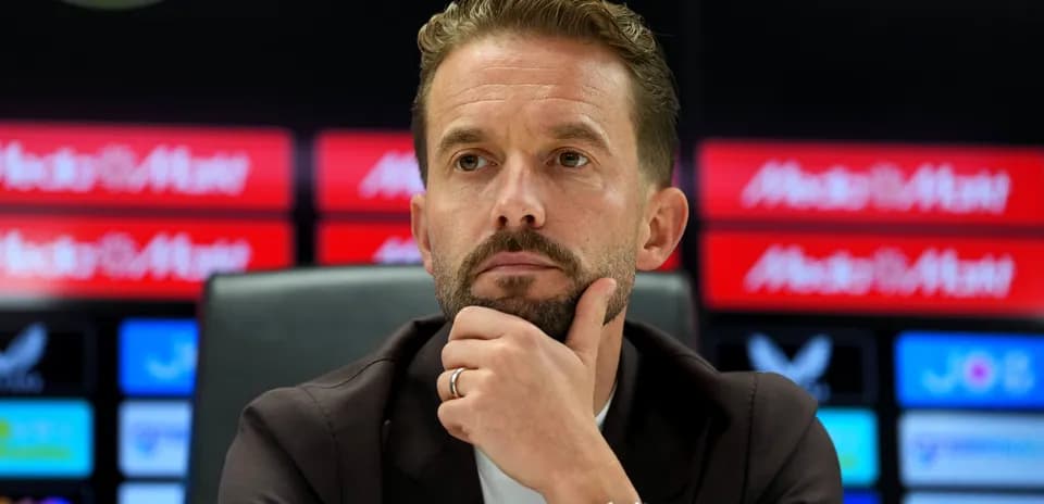 Entrenador pensativo en rueda de prensa