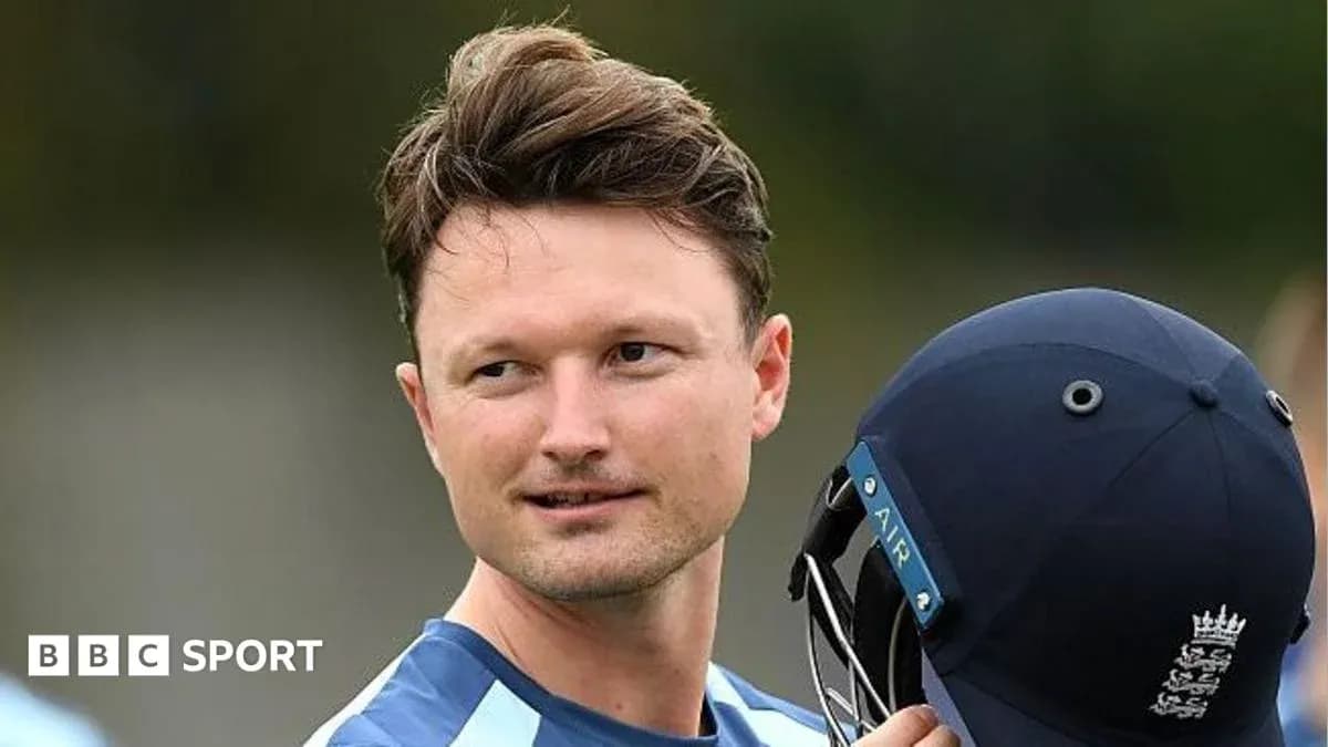 Jugador sosteniendo un casco de cricket durante práctica