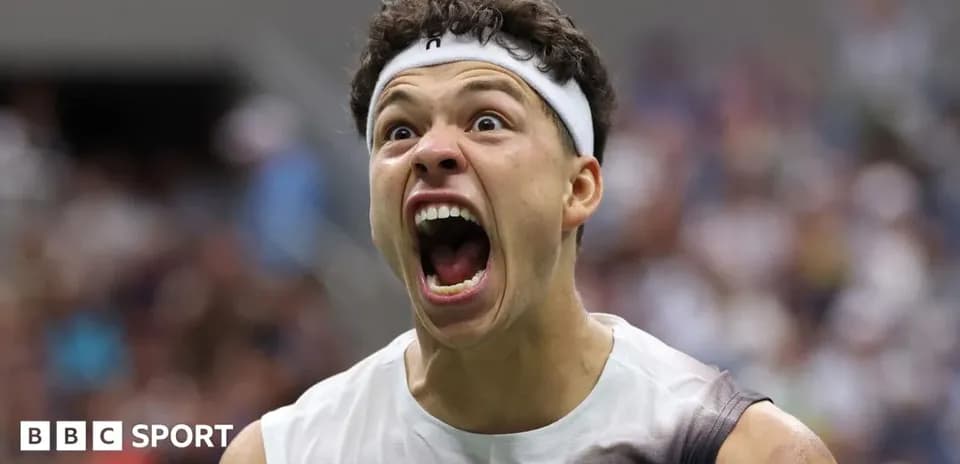 Jugador de tenis celebrando con entusiasmo en la cancha