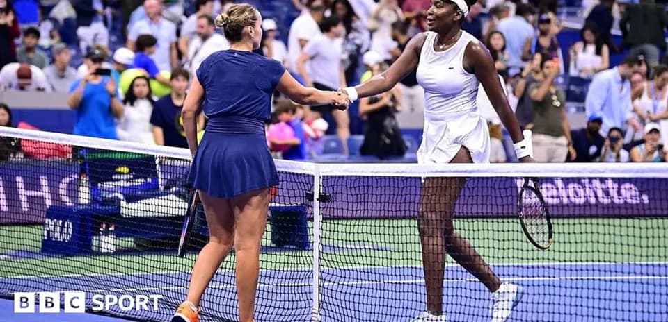 Jugadoras estrechando manos tras el partido de tenis