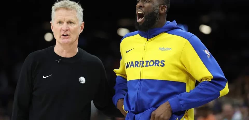 Entrenador y jugador de los Warriors en la cancha