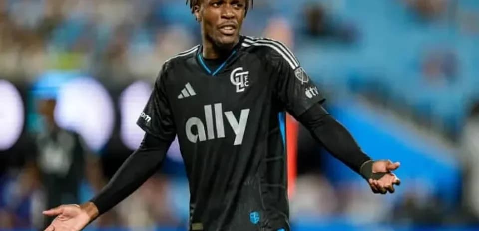 Jugador en uniforme negro gesticulando durante el partido