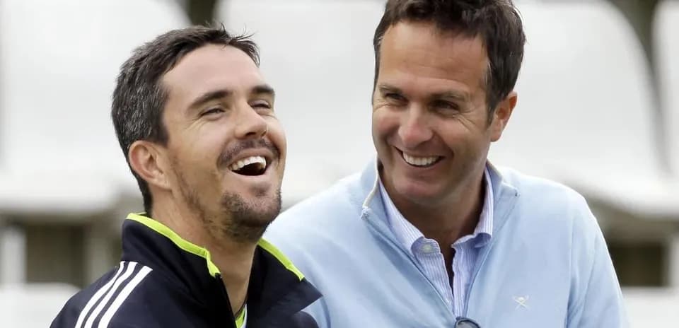 Dos exjugadores de cricket riendo en el campo