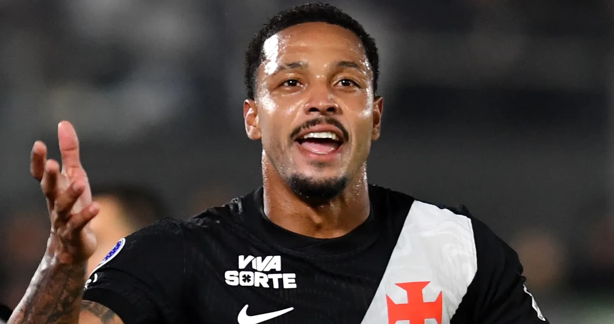 Jugador celebrando con gesto en el campo de fútbol