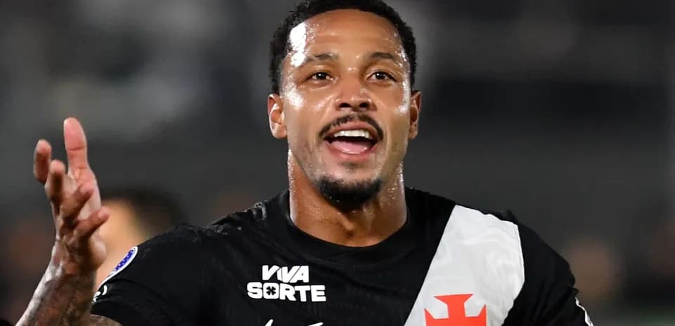 Jugador celebrando con gesto en el campo de fútbol