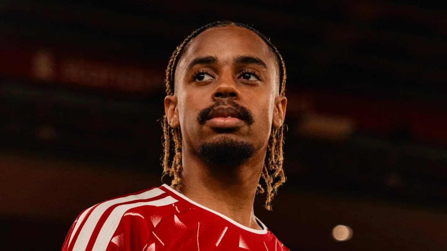 Jugador con camiseta roja mirando hacia el frente