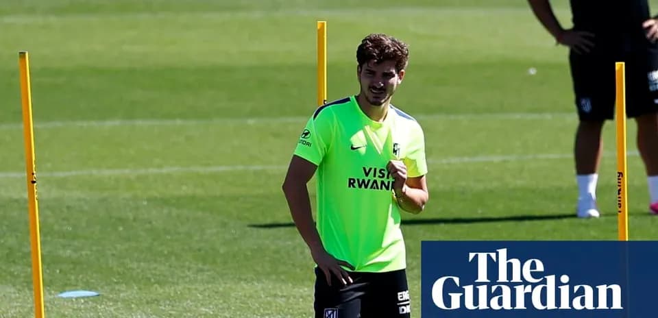 Jugador entrenando en el campo con conos