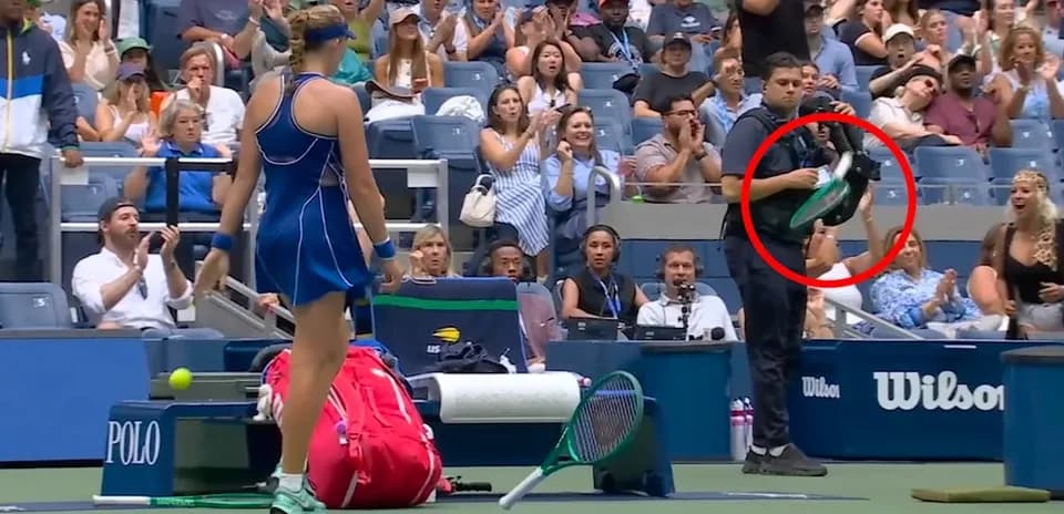 Jugadora de tenis en partido con público animado