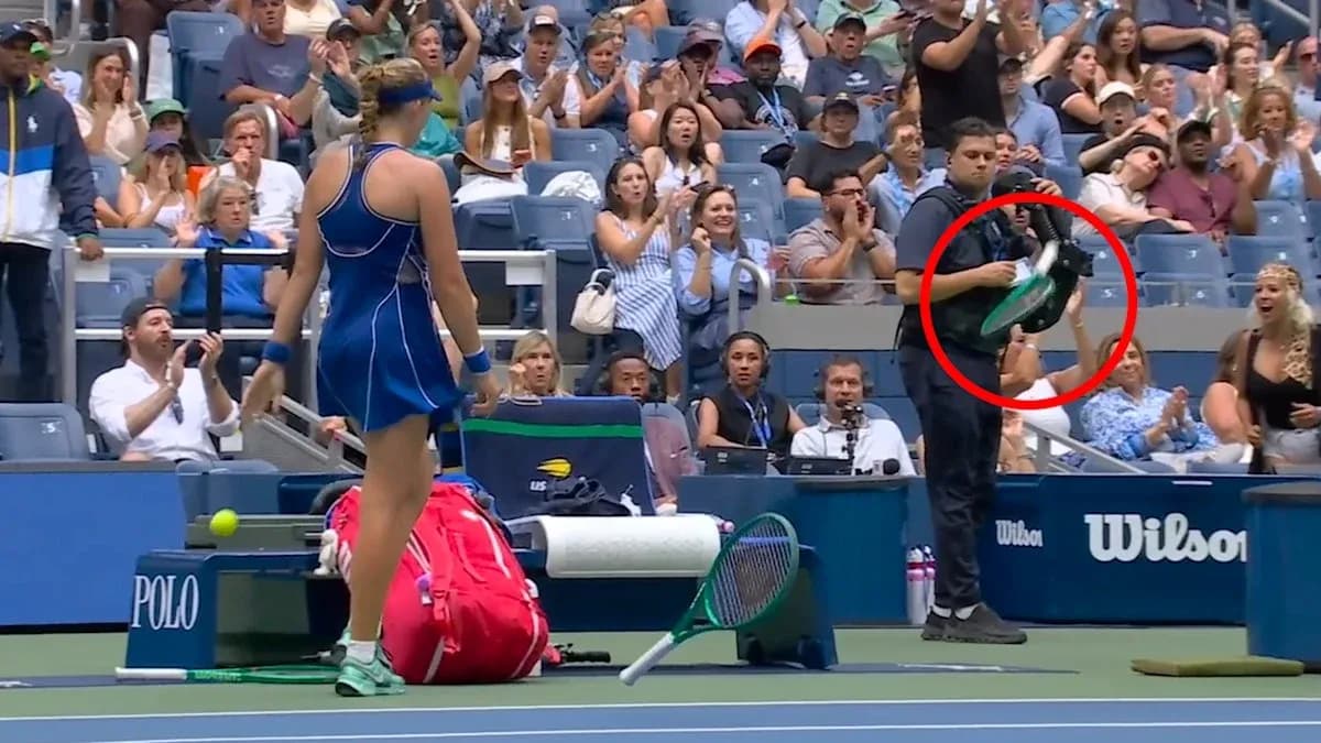 Jugadora de tenis en partido con público animado