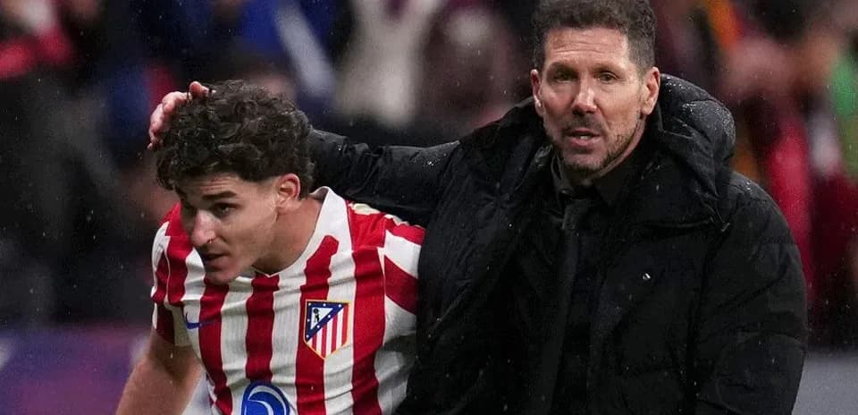 Jugador de Atlético siendo atendido por el entrenador