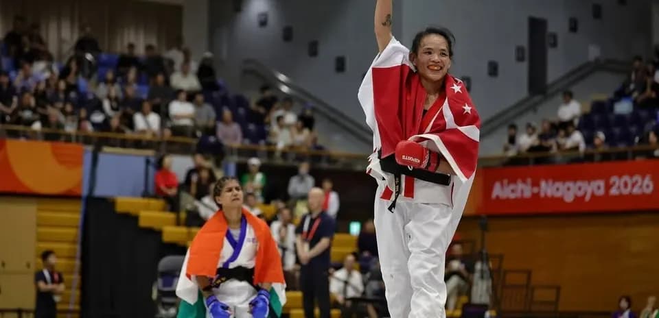 Competidora levantando el puño tras ganar combate