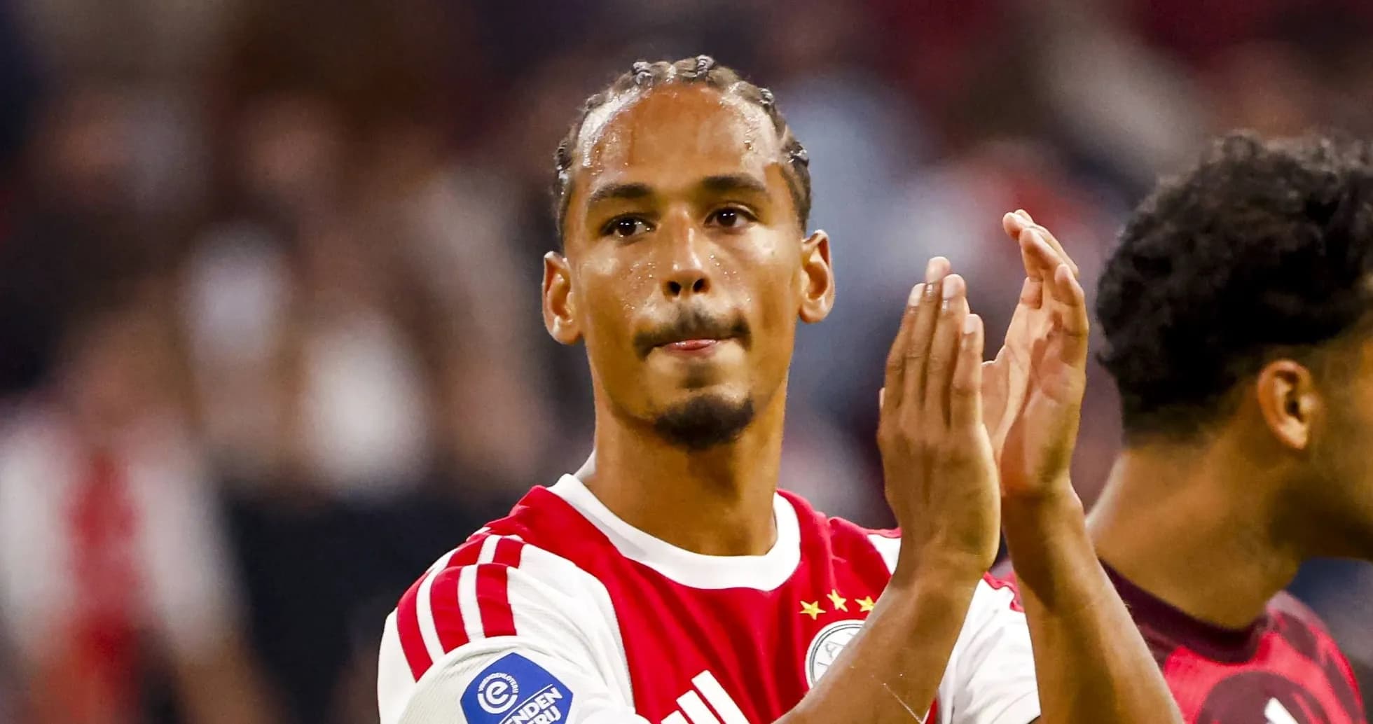 Jugador de Ajax aplaudiendo en el campo
