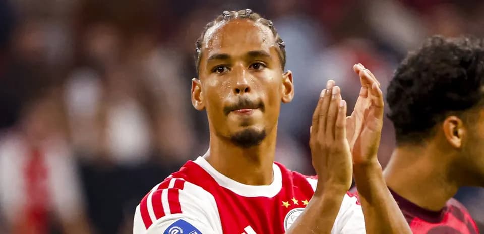 Jugador de Ajax aplaudiendo en el campo