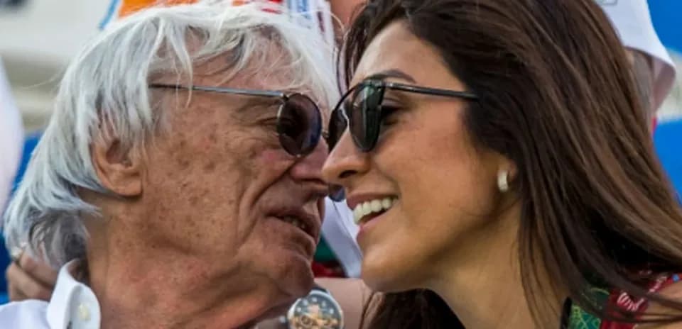 Pareja sonriendo en un evento al aire libre