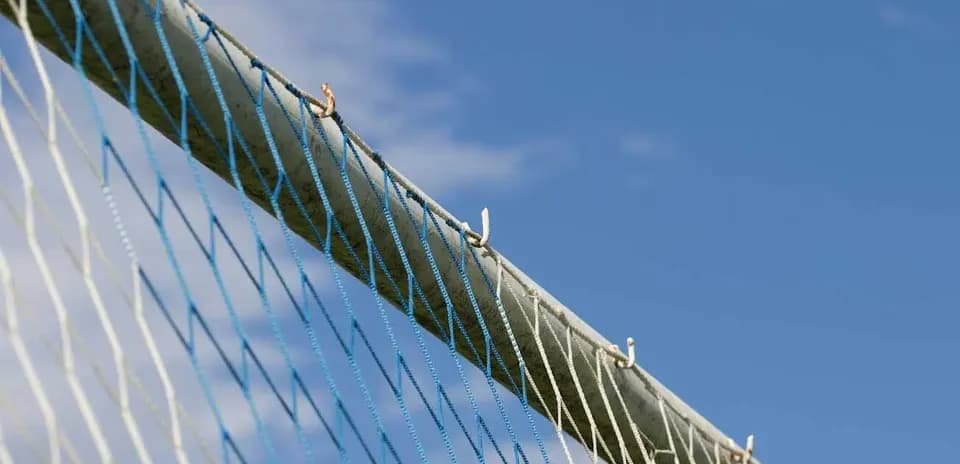 Red de fútbol contra un fondo azul claro