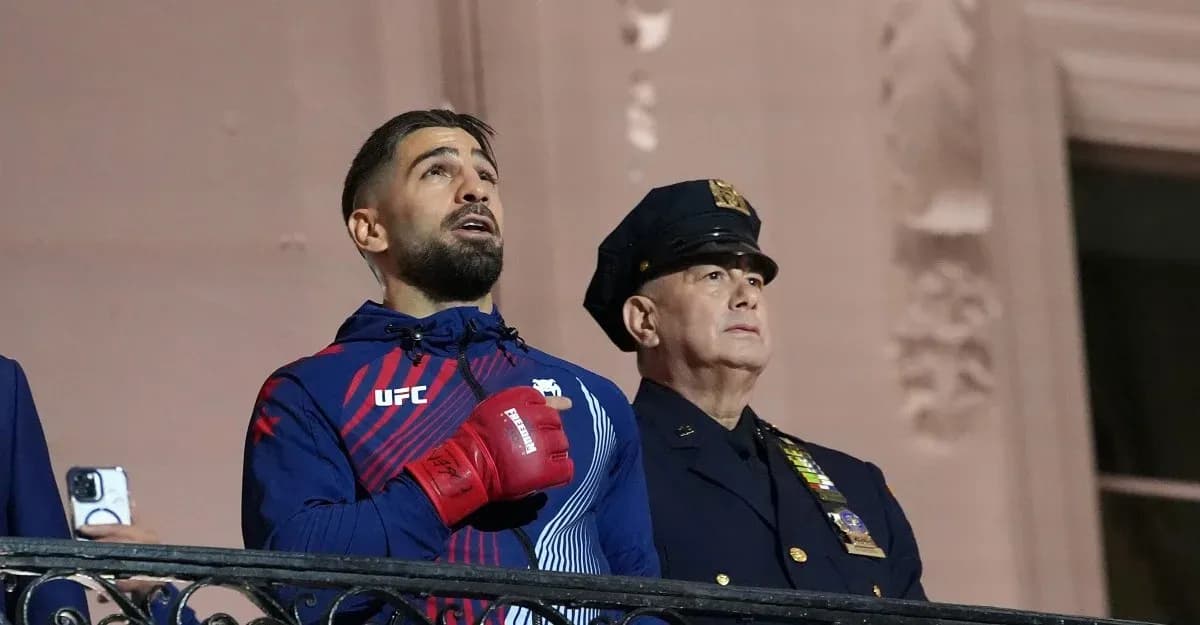 Luchador de UFC cantando con oficial de policía
