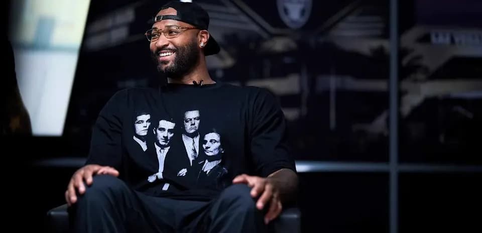 Jugador sentado en una silla con camiseta negra