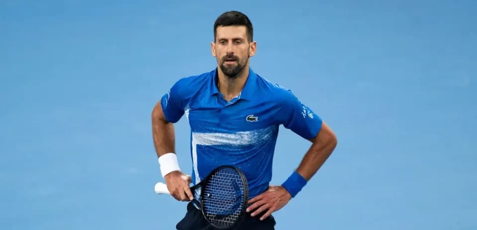 Jugador de tenis en la cancha durante un partido