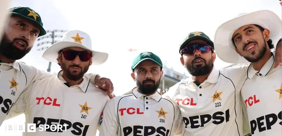 Jugadores de cricket de Pakistán posando juntos