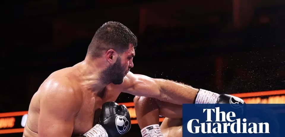 Boxeador recibiendo un golpe en el ring