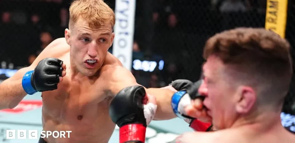 Luchador lanzando un golpe en combate de MMA