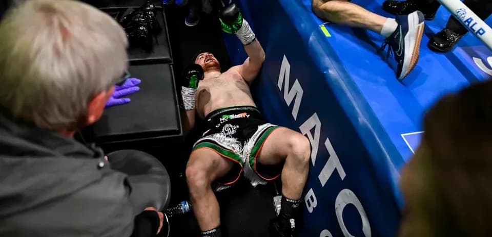 Boxeador caído en el ring tras la pelea