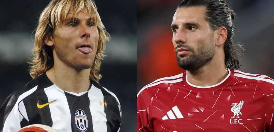 Dos futbolistas en uniformes de sus equipos