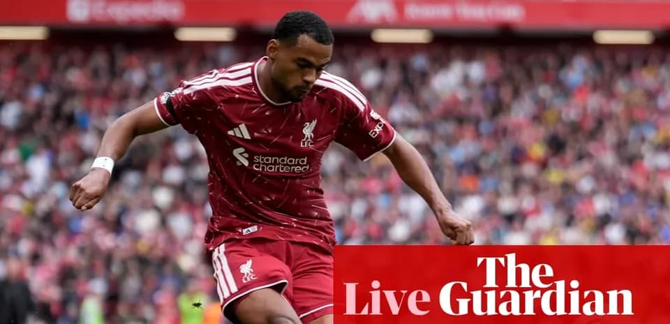 Jugador de Liverpool corriendo en el estadio lleno