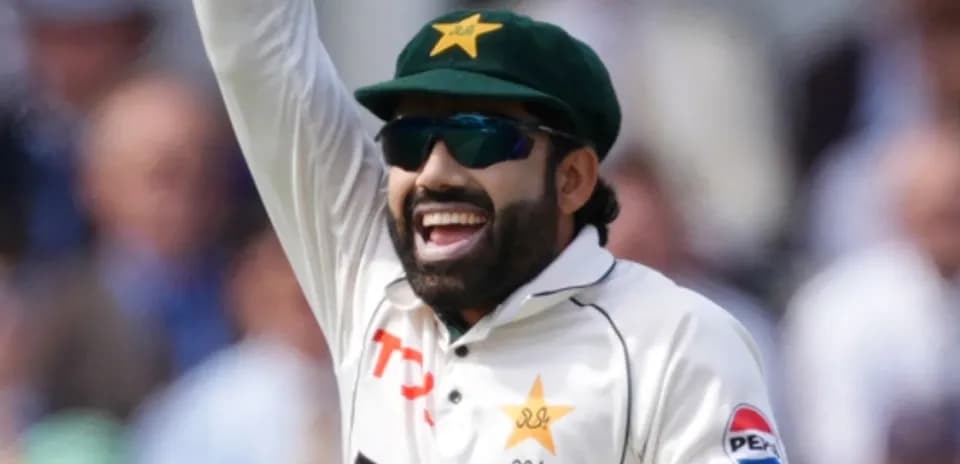 Jugador de cricket de Pakistán celebrando una jugada
