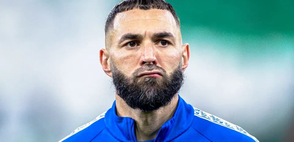 Jugador con barba en uniforme azul durante entrenamiento