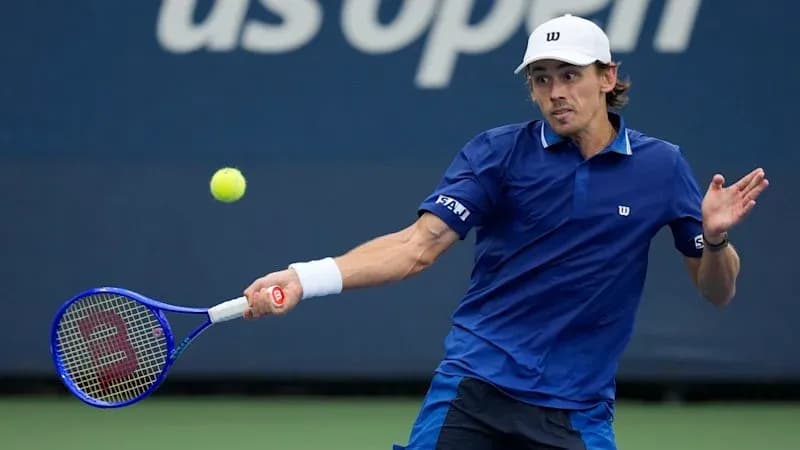 Jugador golpeando una pelota de tenis en el US Open