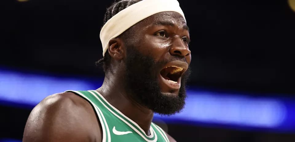 Jugador de baloncesto gritando en la cancha