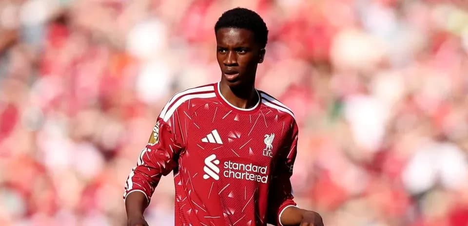 Jugador de Liverpool en acción durante el partido