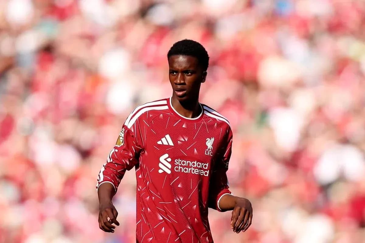 Jugador de Liverpool en acción durante el partido