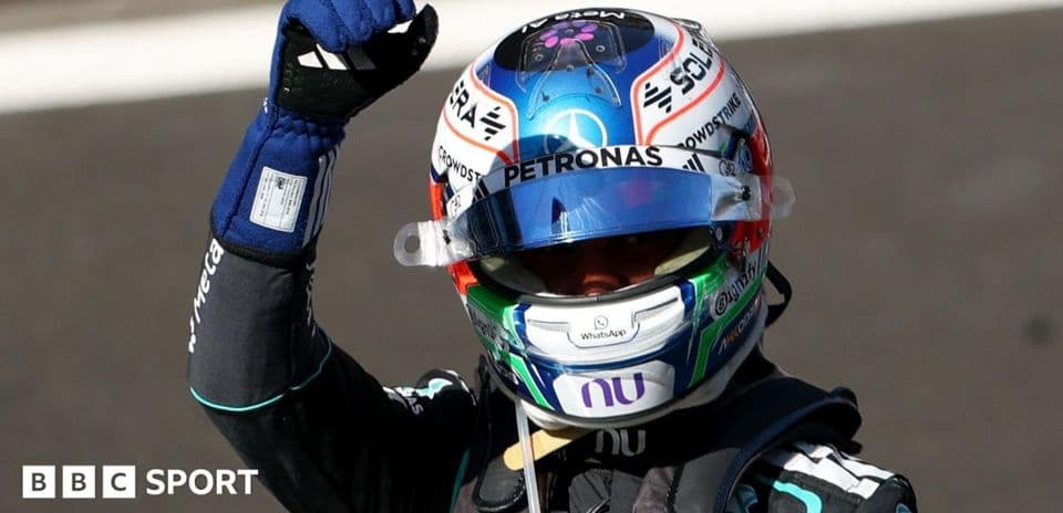Piloto con casco levantando el puño en celebración