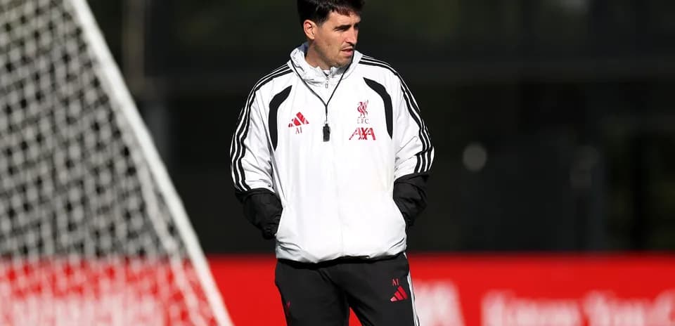 Entrenador observando entrenamiento en el campo