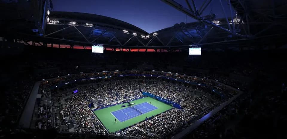 Vista del estadio lleno durante un partido de tenis