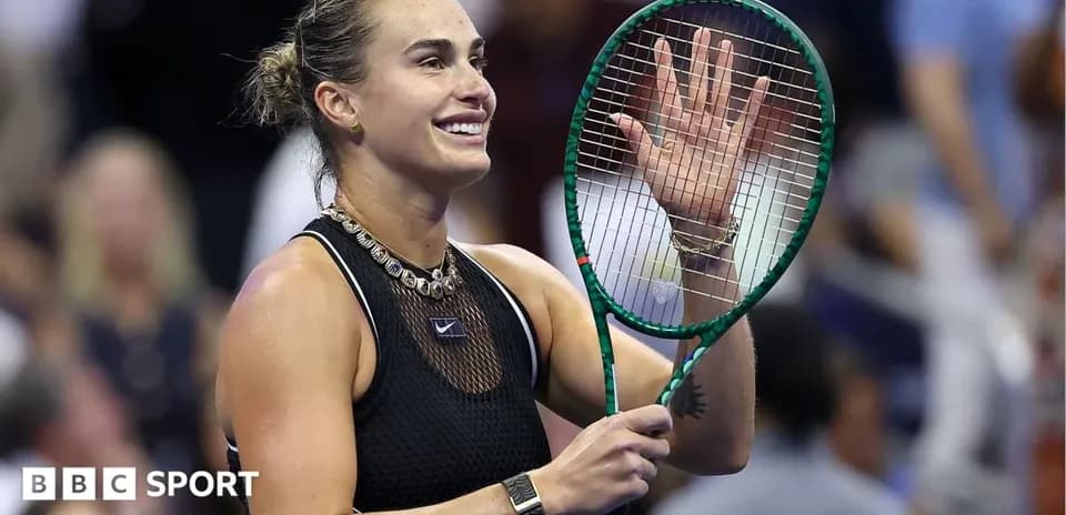 Jugadora de tenis saludando con raqueta en mano