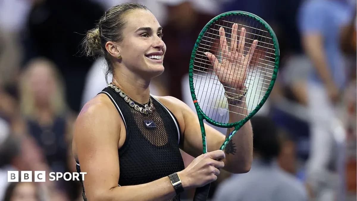 Jugadora de tenis saludando con raqueta en mano