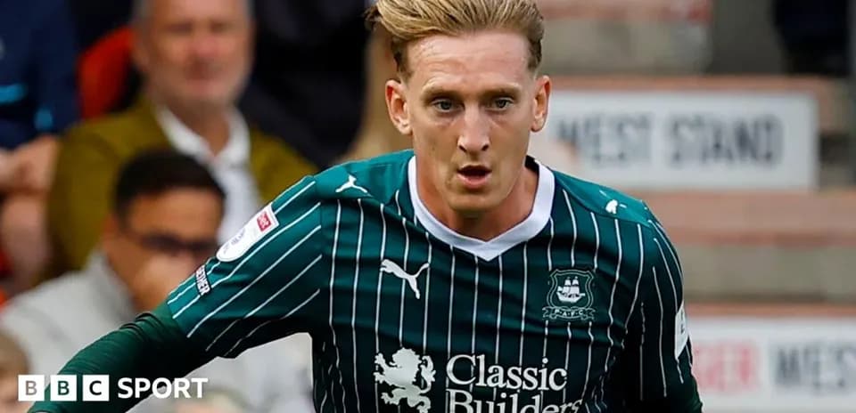 Jugador de Plymouth Argyle corriendo durante un partido